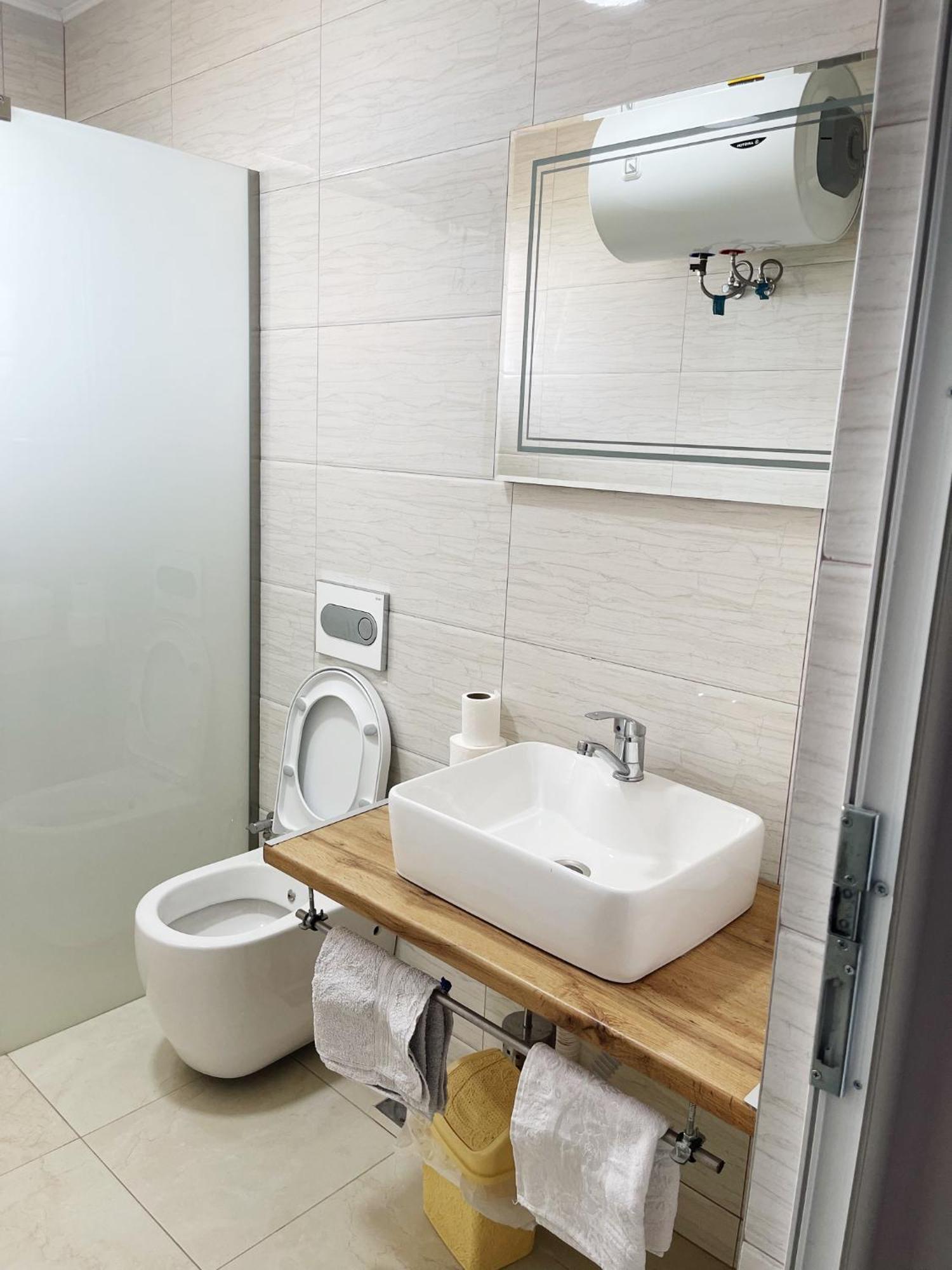 Gjakova Infinity Plaza Hotel מראה חיצוני תמונה