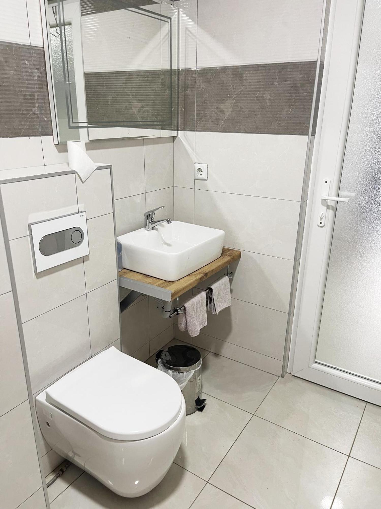 Gjakova Infinity Plaza Hotel מראה חיצוני תמונה