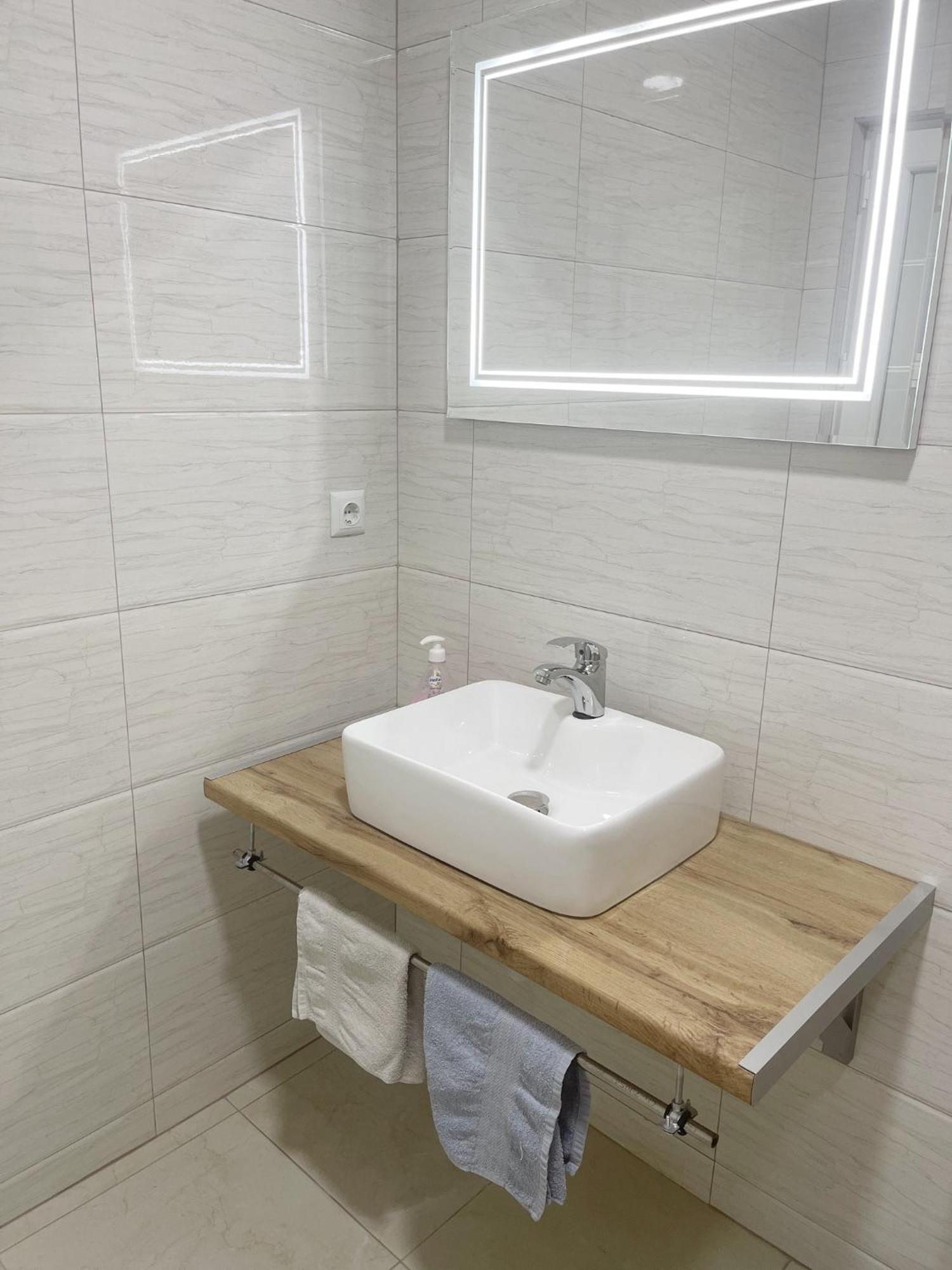 Gjakova Infinity Plaza Hotel מראה חיצוני תמונה